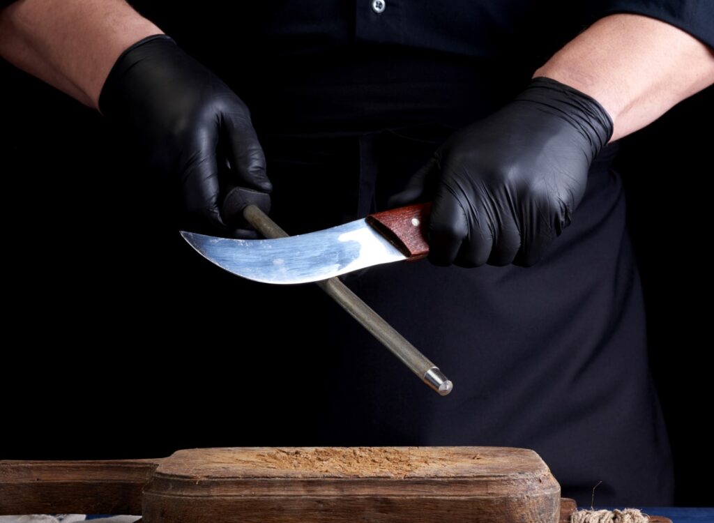 ostrzenie noża na powierzchni kamienia